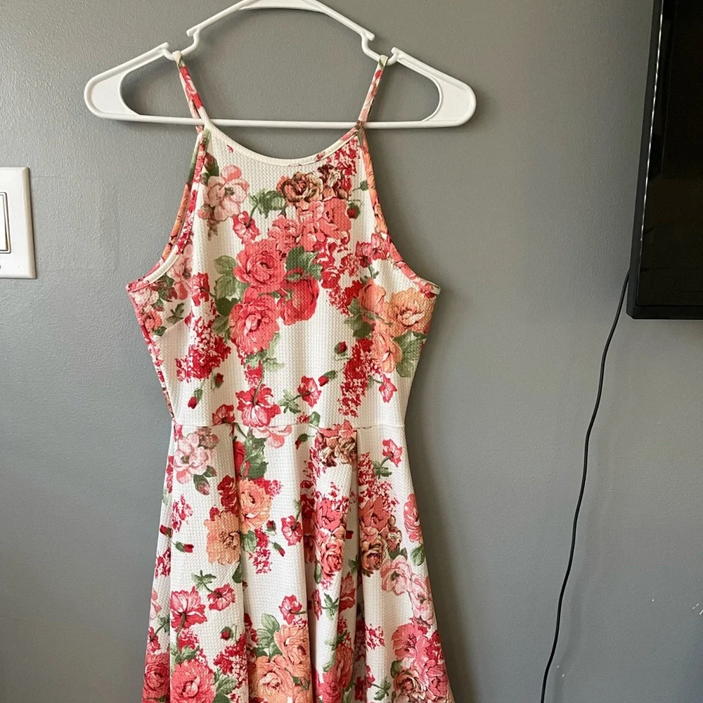 Cute Flowy Floral Dress - Picture 1 of 3